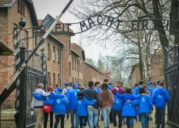 הביקורת על המסעות לפולין היא ביטוי למלחמת תרבות עמוקה 