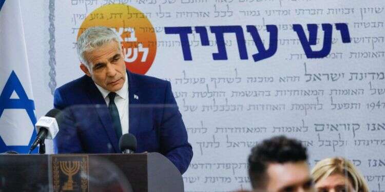 נושא ונותן במרץ עם בנט. לפיד, השבוע צילום: אוליבייה פיטוסי - פלאש 90 לפיד מנצל את ימי המנדט של נתניהו כדי להרכיב את ממשלתו