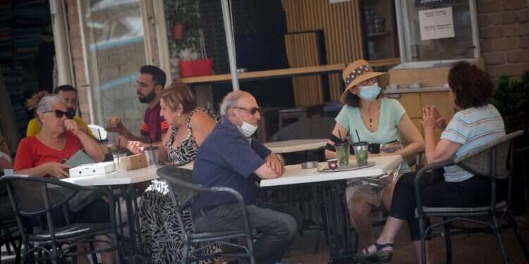 בית קפה ובחזיתו מודעת דרושים, השבוע. צילום: מרים אלסטר, פלאש 90