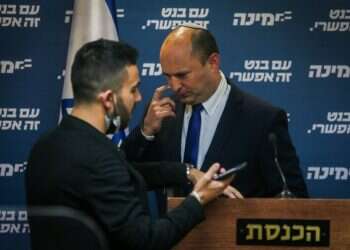 רגל פה, רגל שם: הדילמה הגדולה של בנט