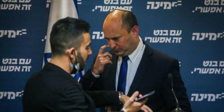 בנט, השבוע. צילום: אורן בן חקון רגל פה, רגל שם: הדילמה הגדולה של בנט