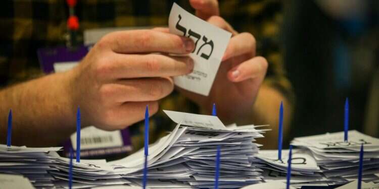 ספירת הקולות, בשבוע שעבר. צילום: אורן בן חקון בליכוד מאשימים את האדישות: 200 אלף מצביעים לא יצאו לקלפיות
