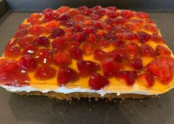 הכול עניין של איזון: עוגת קצפת ותותים כשרה לפסח