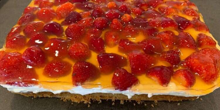 הכול עניין של איזון: עוגת קצפת ותותים כשרה לפסח