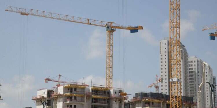 בנייה בבאר־יעקב, השבוע צילום: פלאש 90 ללא פתרון באופק: הנדל"ן ממשיך להתייקר