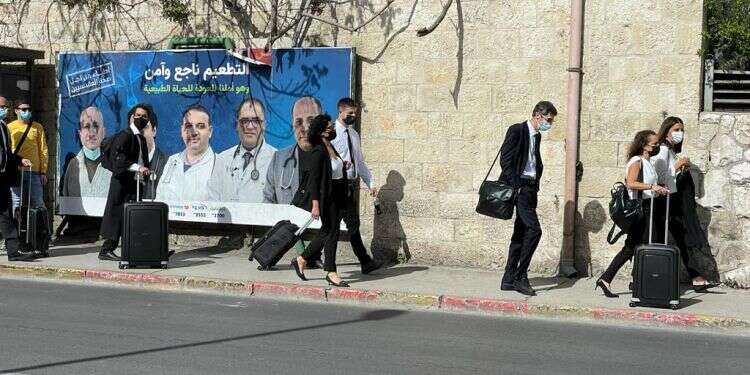 הפרקליטים עוזבים את בית המשפט. צילום: אילת כהנא משפט נתניהו: יום העדויות הראשון הגיע לסיומו