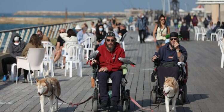 מורידים מסכות: הציבור כבר הכריע, במשרד הבריאות מתמהמהים