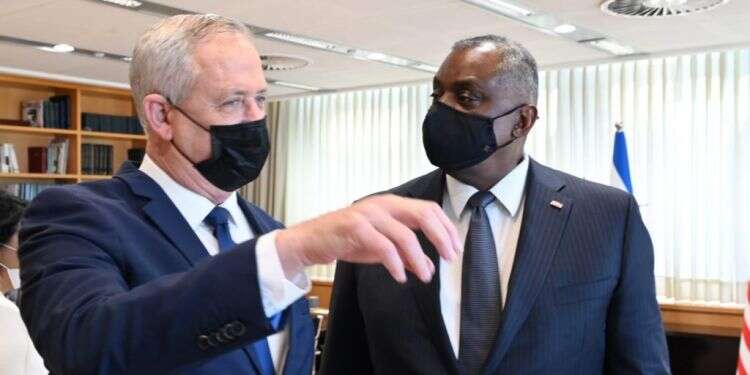 שר ההגנה האמריקני לויד אוסטין ושר הביטחון גנץ. צילום: אריאל חרמוני/משרד הביטחון על רקע שיחות הגרעין: שר ההגנה האמריקני נחת בישראל