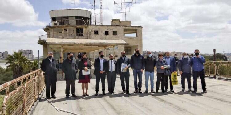 "לדאוג לחיים, לא למתים": המאבק לפיתוח עטרות