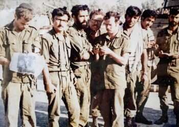 אבנר יונה, הבחור המזוקן במרכז, יום אחד לפני שנהרג. באדיבות המשפחה