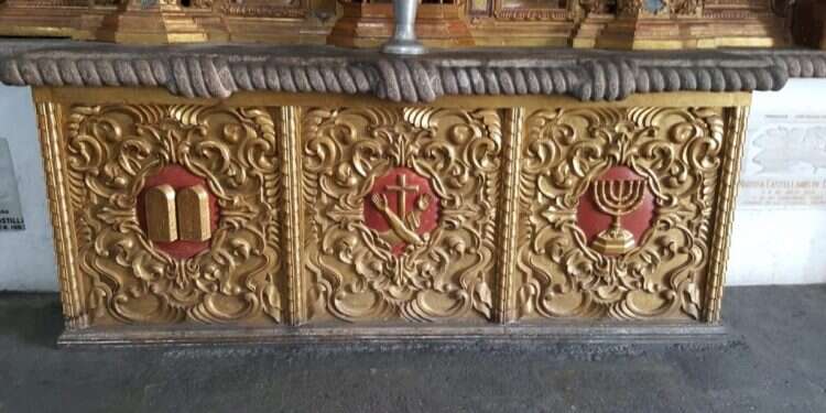 מה היחס לאדם שחצה את הקווים והמיר את דתו?