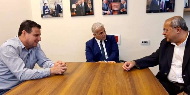 יאיר לפיד בפגישה עם איימן עודה ואחמד טיבי ניצחון לגוש מתנגדי נתניהו: רע"ם הפילו את הצעת הליכוד