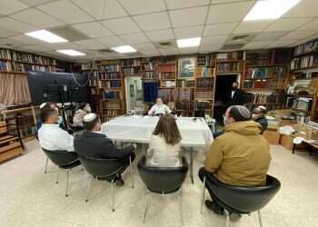 ישיבת סיעת הציונות הדתית בבית הרב דרוקמן, אחרי הבחירות. צילום: דוברות הציונות הדתית מה חושבים רבני הציונות הדתית על שת"פ אפשרי עם רע"ם?