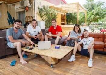 בדירה אחת: שולחן לחמישה