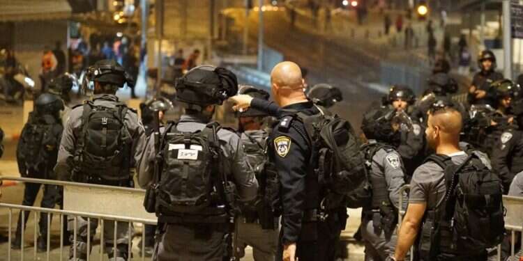 שוטרים באזור שער שכם בירושלים. צילום: דוברות המשטרה במשטרה מודים: לא נוכל לאכוף את הנחיות הקורונה במירון