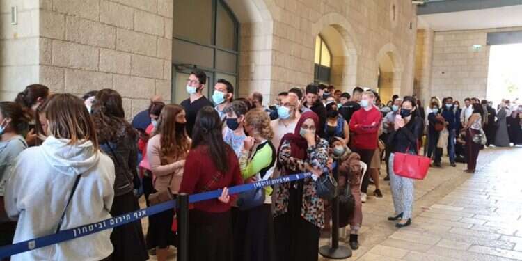 "מודים לישראל שמחסנת אותנו": בירושלים מסייעים לחסרי קופה