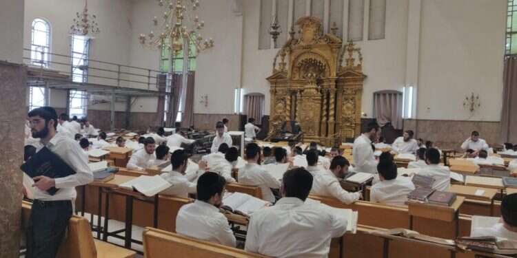 בית המדרש של ישיבת פוניבז', ארכיון. צילום: מיכאל טוכפלד