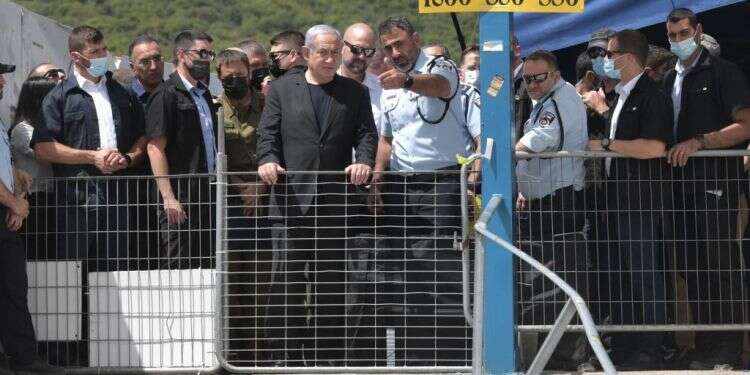 נתניהו בזירת האסון. צילום: קובי גדעון, לע נתניהו במירון: "נערוך בדיקה יסודית, רצינית ומעמיקה"