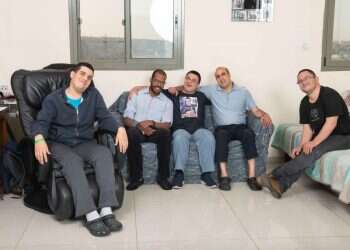 בדירה אחת: המטיילים