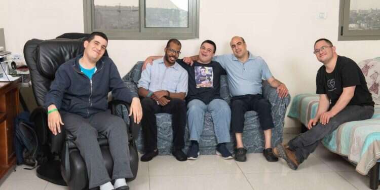 בדירה אחת: המטיילים