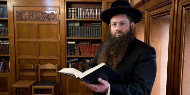שיח עם מועצת האימאמים. הרב הרצוג, השבוע. צילום: אוליבייה פיטוסי, פלאש 90 יפוצו מעיינותיך: הרב שמחייה את יהדות סעודיה