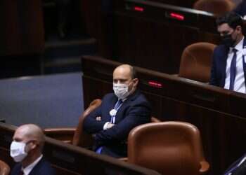 האיש שביקש לשים יד על ההגה, מתחיל להגביה לעצמו את מושב הנהג