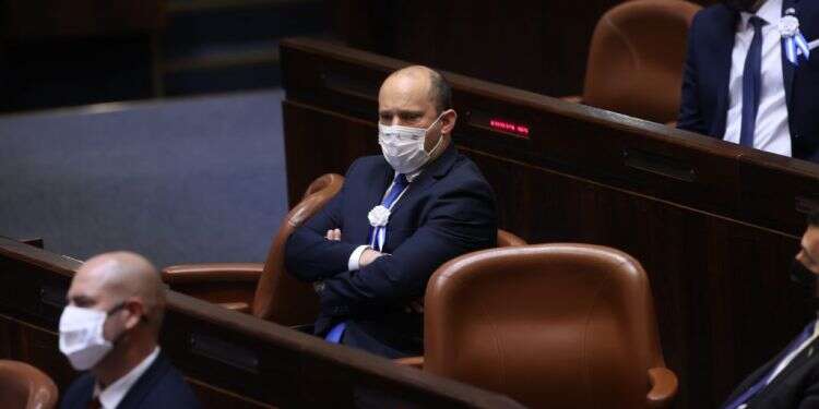 האיש שביקש לשים יד על ההגה, מתחיל להגביה לעצמו את מושב הנהג