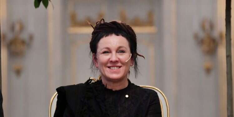 גדולתה של הסופרת טמונה בהשמעת אינספור קולות הסוחפים את הקורא. אולגה טוקרצ'וק, 2019. צילום: EPA צרור מפתחות ענק לקורא: השפלתה של האם העליונה