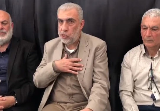 מימין: המחבל המשוחרר רושדי אבו מוך, יו "מועדון המחבלים": עלייה לרגל אל הרוצח המשוחרר