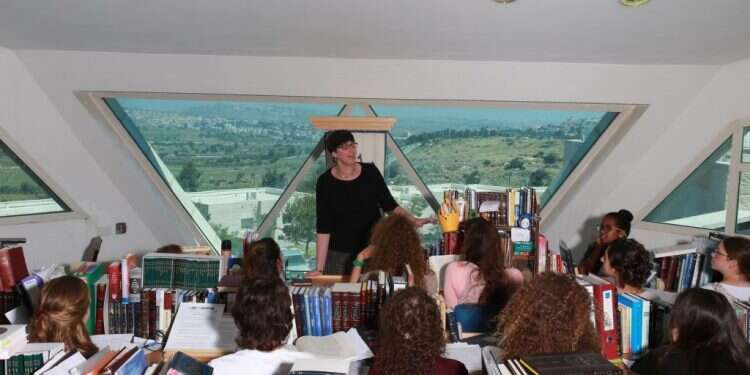 "זה לא פשוט לשיר את עצמי ואת החיים שלי, זה קשוח"