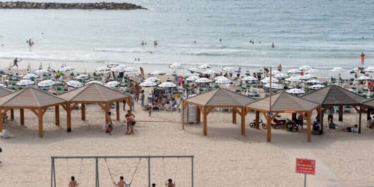 חופי תל אביב מלאים. צילום: אבשלום ששוני נפרדים מהחורף: עומס חום כבד לאחר עונת גשמים ממוצעת