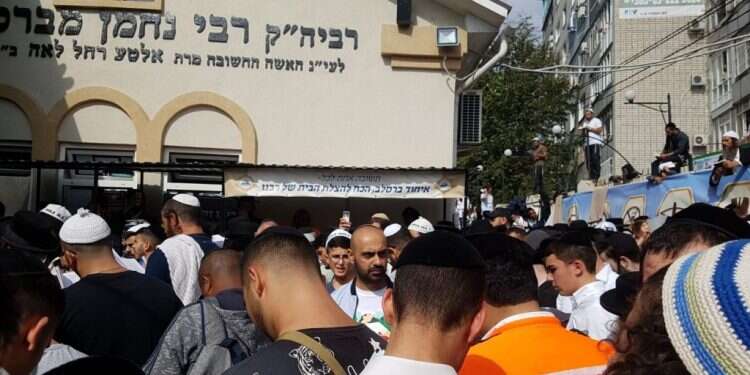 קבר רבי נחמן מברסלב באומן.
צילום: סוכנות הידיעות חדשות 24 לא דובאי: "אף אחד לא זועק על פולין"