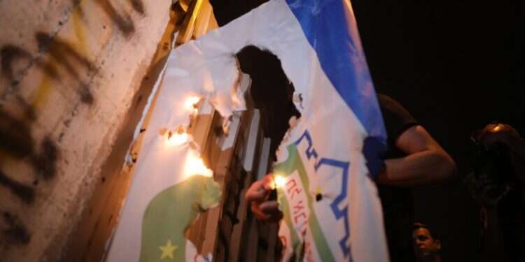 המהומות ביפו בדרישה לסילוק ה התוקף ה"לא גזעני" מיפו פועל לשחרורה "מכיבוש" ומעריץ את היטלר