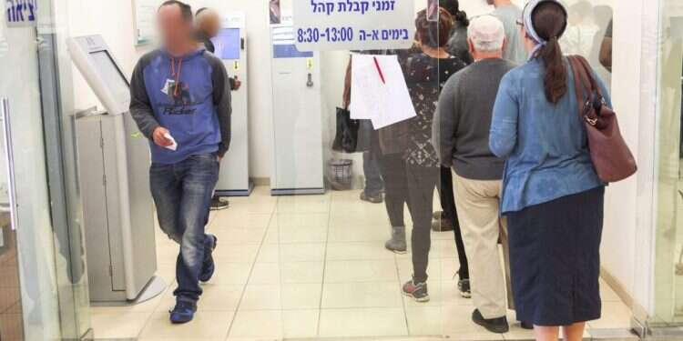 עם דמי אבטלה נוחים, מה בוער לצעירים לחזור לעבודה?