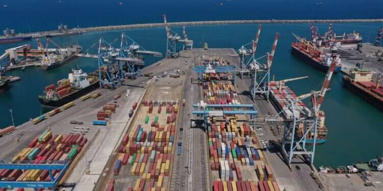 נמל אשדוד. צילום: שאטרסטוק לקראת שינוי בנמלים? מה יקרה כשיוציאו את הפקק מהים