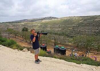 חמוש במצלמה: צייד צילומי הציפורים בן ה־14
