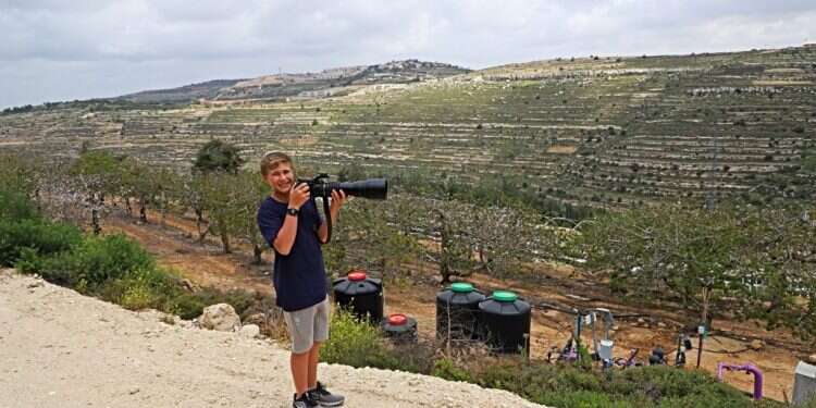 דוד טבול. צילום: יעל (פרוינד) אברהם חמוש במצלמה: צייד צילומי הציפורים בן ה־14