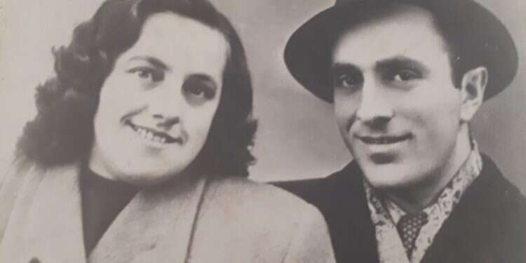 רבקה יונגר ומאיר זיכרמן אחרי אירוסיהם במחנה העקורים בפלדפינג, גרמניה, בשנת 1947. צילום: באדיבות המשפחה האצבעות של אבא: "איני מוכן להחליף גוֹלה בגוֹלה"