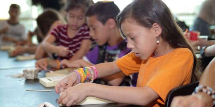 סדנת נגרות בקניון שבעת הכוכבים. צילום: טל שבתאי עדיין אין לכם מדורה? יש עוד הרבה מה לעשות בל"ג בעומר