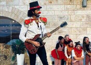 עמית ורז במופע אינסטרומנטלי קאברים ושאר מוסיקה טובה בנמל תל אביב. צילום: קבוצת ראש חוצות אמנות ברחוב עדיין אין לכם מדורה? יש עוד הרבה מה לעשות בל"ג בעומר