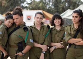 כן המפקדת: תחושה של הצצה אינטימית לבסיס טירוניות אמיתי