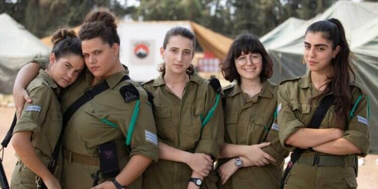 כן המפקדת: תחושה של הצצה אינטימית לבסיס טירוניות אמיתי