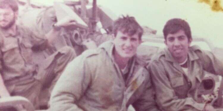 משה תמם (במרכז) במהלך שירותו הצבאי. צילום: באדיבות המשפחה "המחבל שרצח את משה גר עכשיו 10 דקות מהבית שלנו"