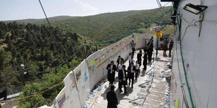 אזור האסון במירון. צילום: EPA אסון מתחת לחלון: "רשויות האכיפה אינן מתפקדות במירון"