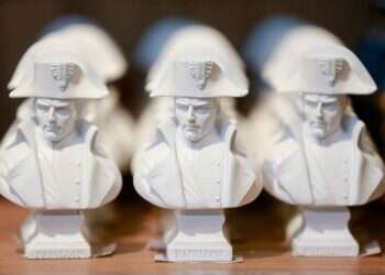 200 שנים לאחר מותו, מורשת נפוליאון מפלגת את צרפת