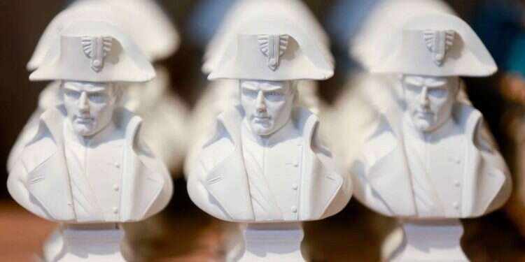 פסלוני נפוליאון בחנות מזכרות צרפתית. צילום: APA 200 שנים לאחר מותו, מורשת נפוליאון מפלגת את צרפת