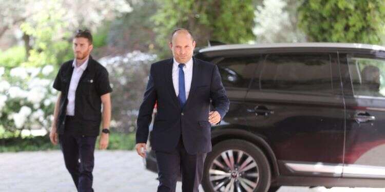 בנט בכניסה לבית הנשיא. צילום: EPA