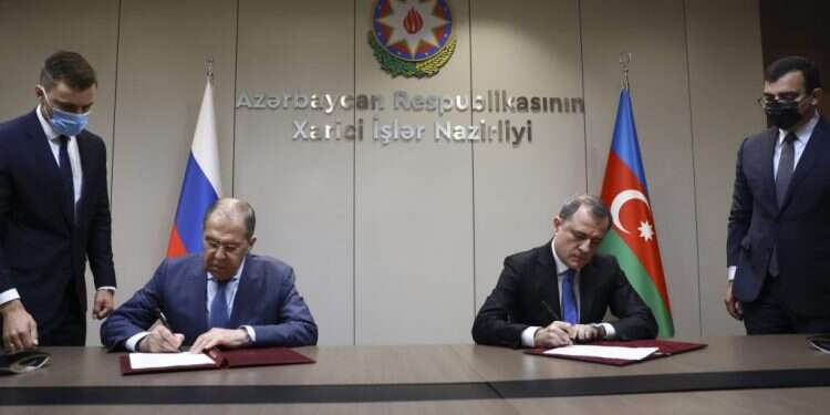 שר החוץ של אזרבייג'ן יחד עם שר החוץ הרוסי במעמד טקס חתימה, החודש. צילום: EPA האם ניתן לקיים "דמוקרטיה מוסלמית"?