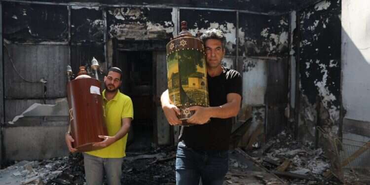 כולם מסכימים שאללהו אכבר והר הבית קדוש, זו לא מלחמת דת. ספרי תורה מפונים מבית כנסת בלוד. צילום: EPA הפרעות שהציתו את לוד: "ראינו פוגרום מול העיניים"