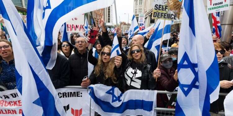 מפגן תמיכה בישראל בלונדון. צילום: EPA יותר ממחצית הבריטים: לישראל זכות להגן על עצמה
